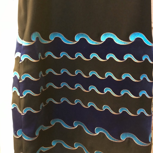 Dress with velvet waves - Picture 2 of 4